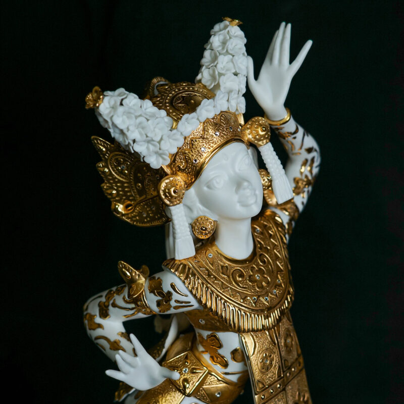 Figurine berlapis emas seni keramik indonesia