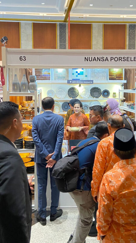 Presiden Jokowi mengunjungi booth nuanza