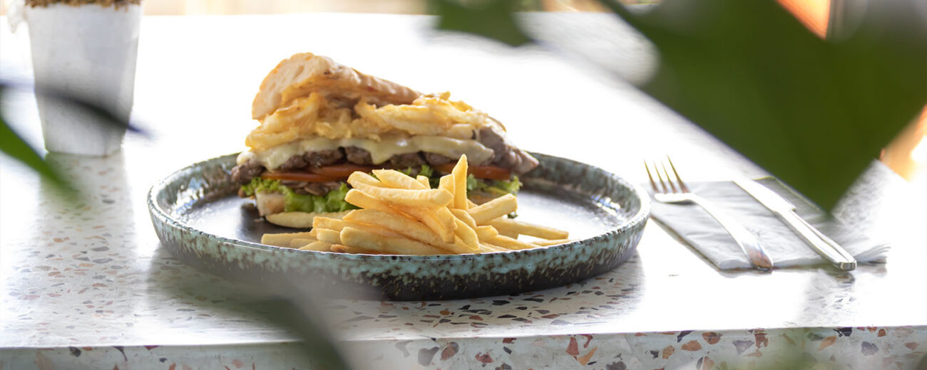 Foto piring keramik sajian kentang goreng dan sandwich premium