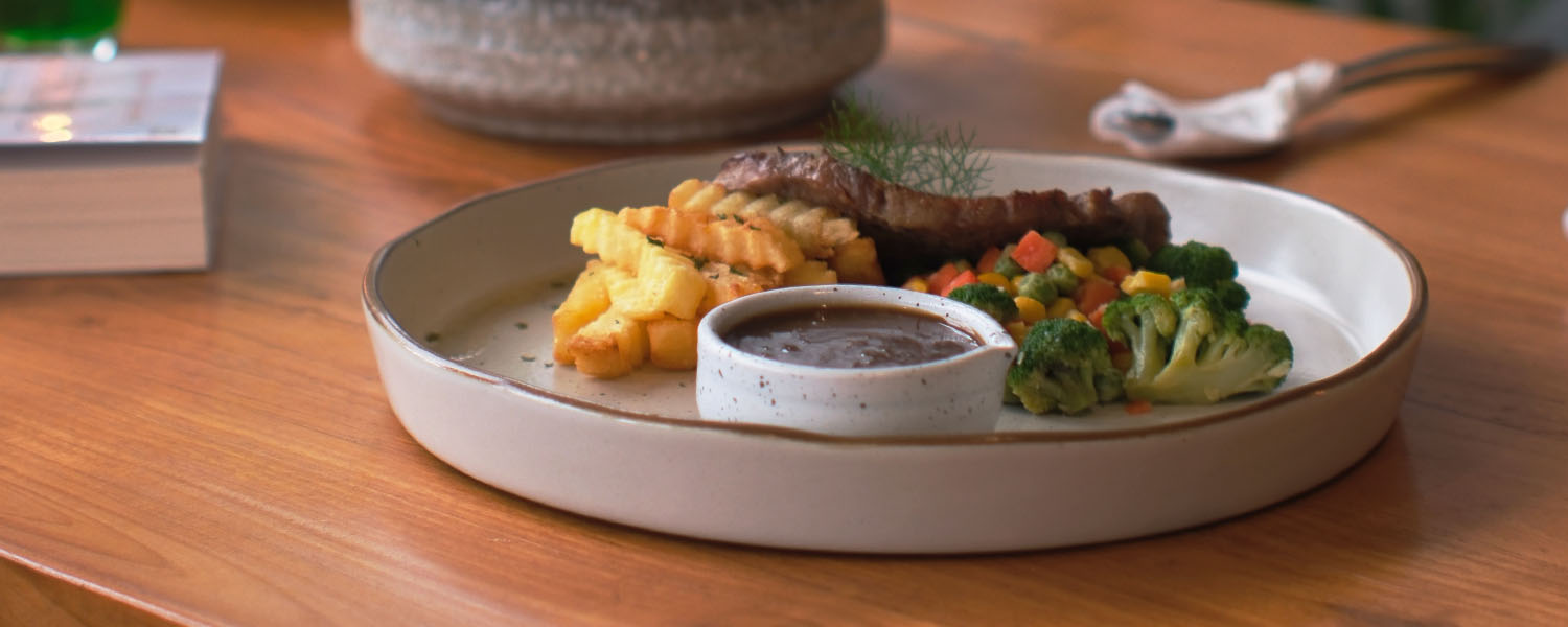 Foto piring keramik beserta sajian - steak combo set - salad