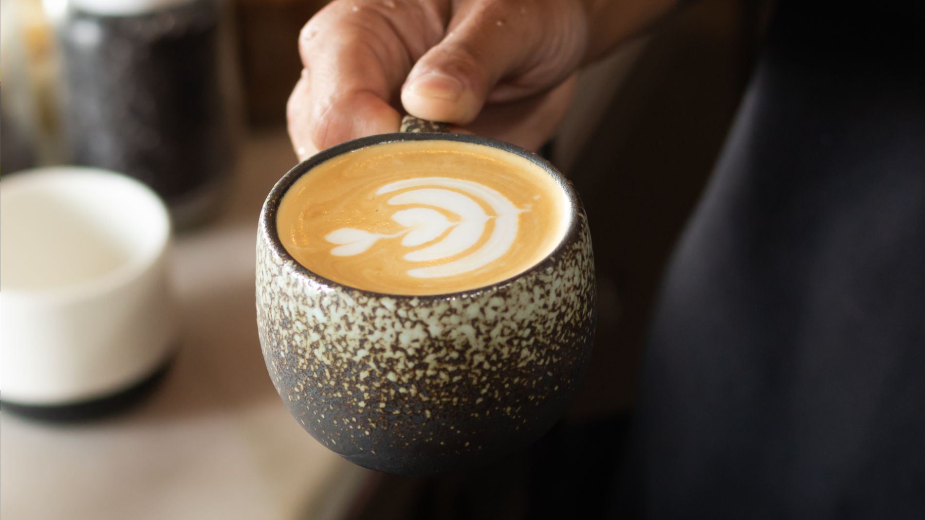 cangkir kopi dengan latte art