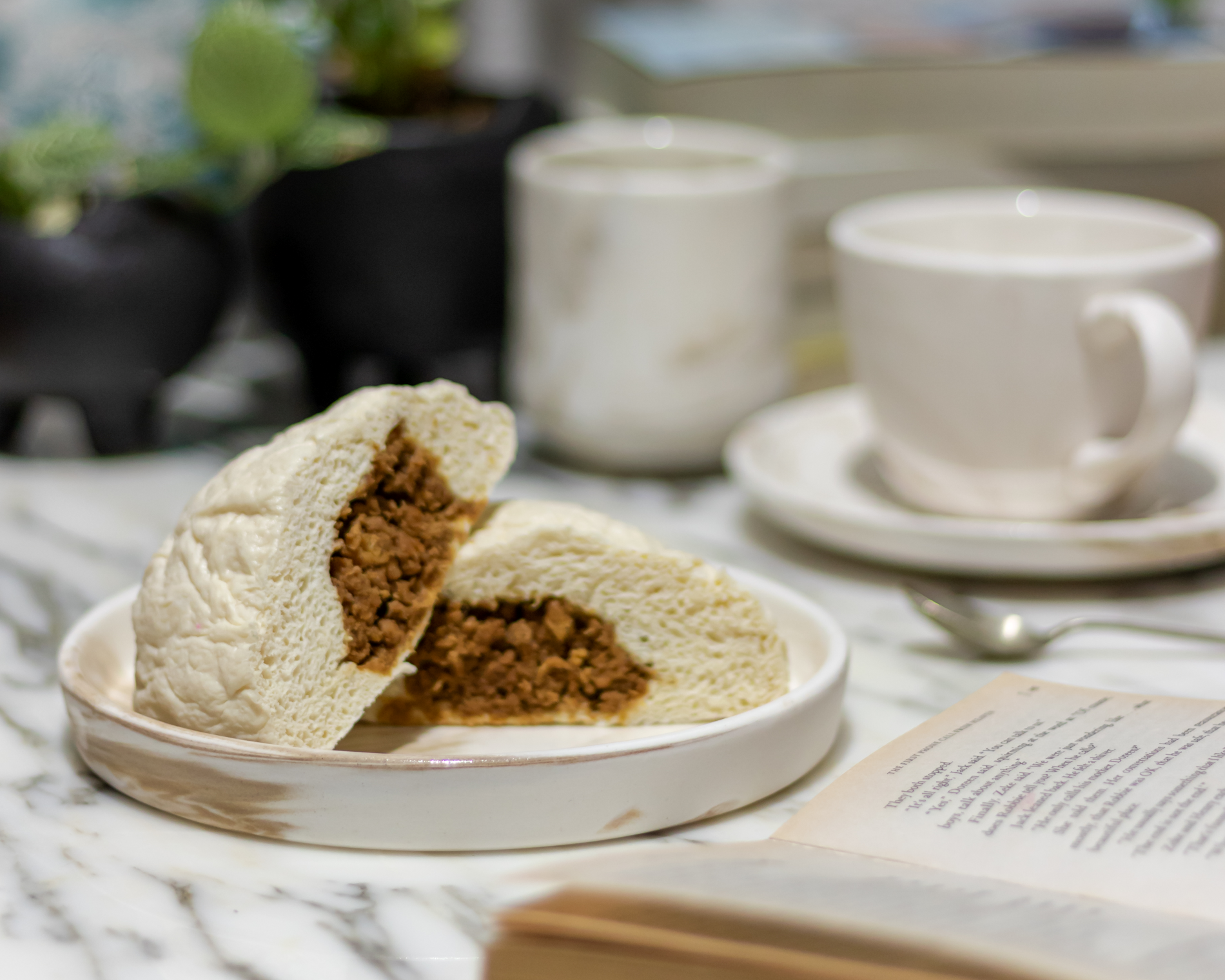 Kesederhanaannya justru menjadi daya tarik utama — menghadirkan harmoni antara tradisi dan estetika modern dalam satu gigitan.