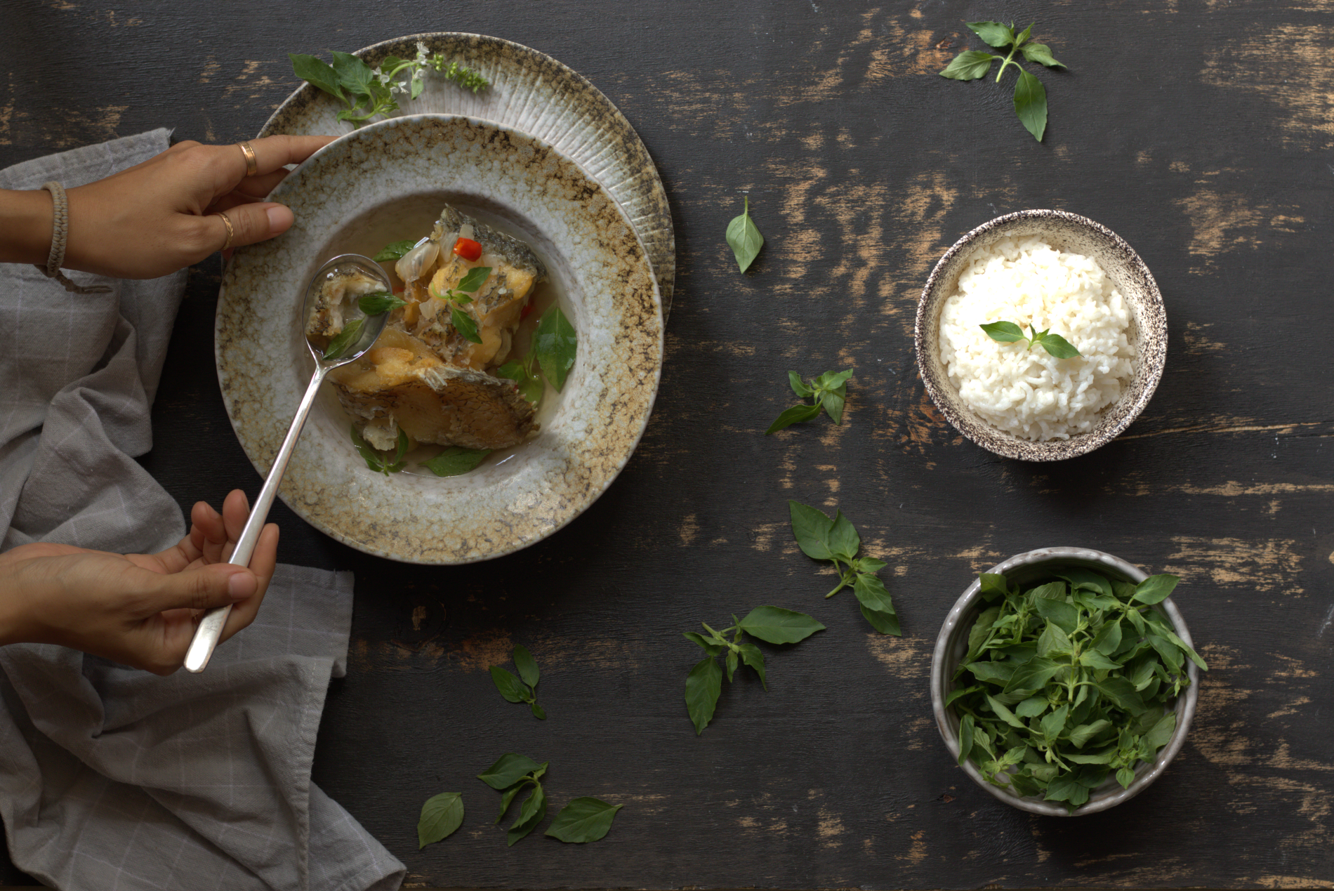 Dalam plating sup ikan, keindahan muncul dari kejernihan kuah dan penataan potongan ikan yang lembut di tengah mangkuk. Warna alami dari sayuran dan taburan herba segar memberikan sentuhan hidup dan harmoni visual, menjadikan setiap sendokannya tidak hanya lezat, tetapi juga memanjakan mata.