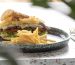 Foto piring keramik sajian kentang goreng dan sandwich premium